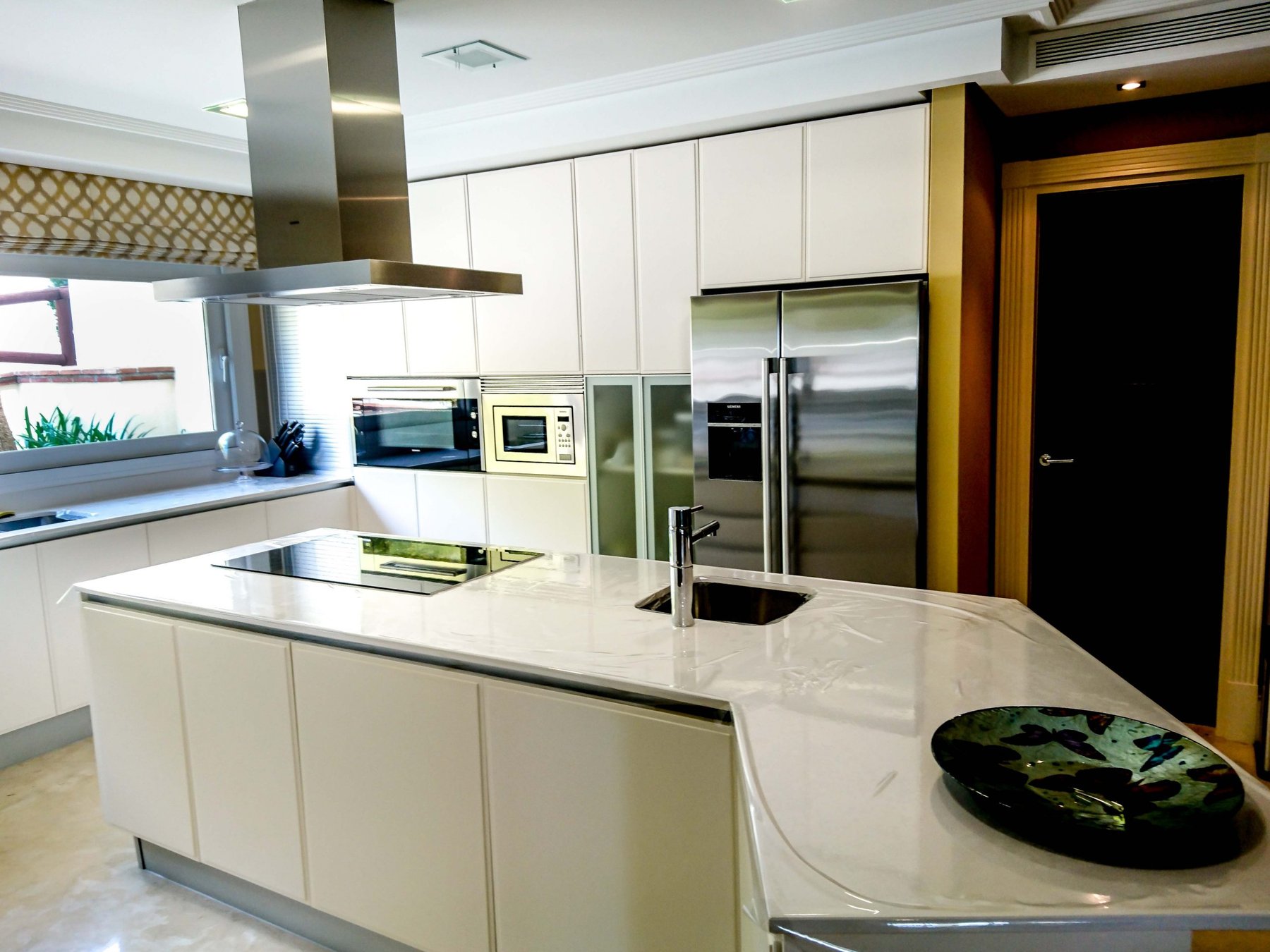 Contemporary fitted kitchen with island